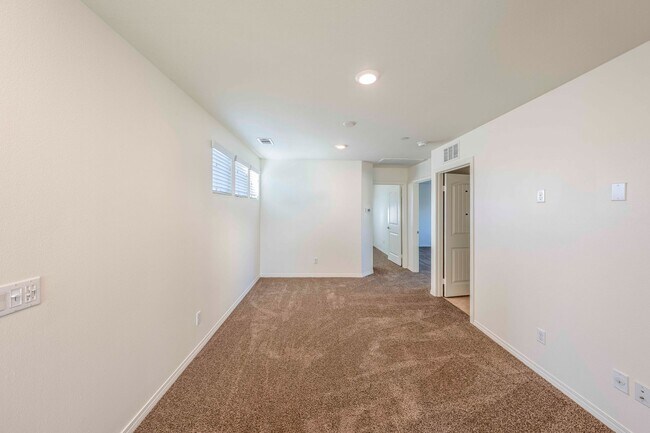 Building Photo - Large Single Family, 5 Bed 3 Bath, Corona-Norco Unified School District.