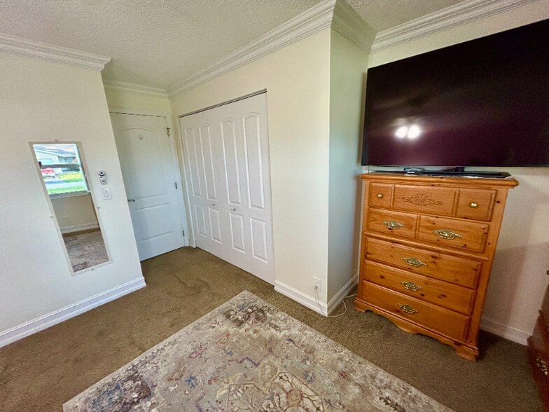 Building Photo - 9512 Saddlebrook Dr