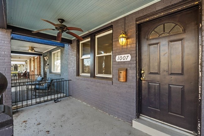 Building Photo - Capitol Hill Townhome | 3 Bed | 2 Bath | 1,350 Sf | Fenced-In Backyard