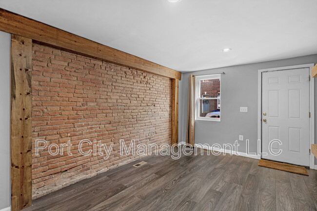 Building Photo - 106 S Regester St
