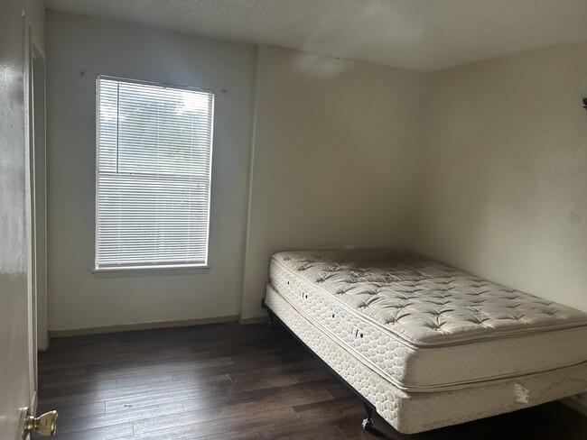 apt 301 bedroom - 4209 Broadway Ave