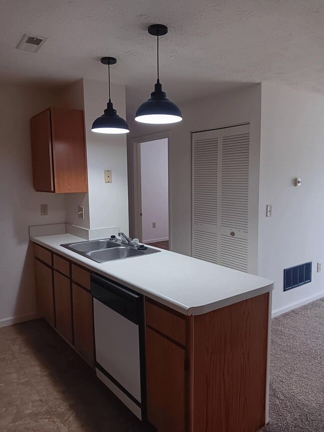 Building Photo - 2-bedroom 1 bath upstairs