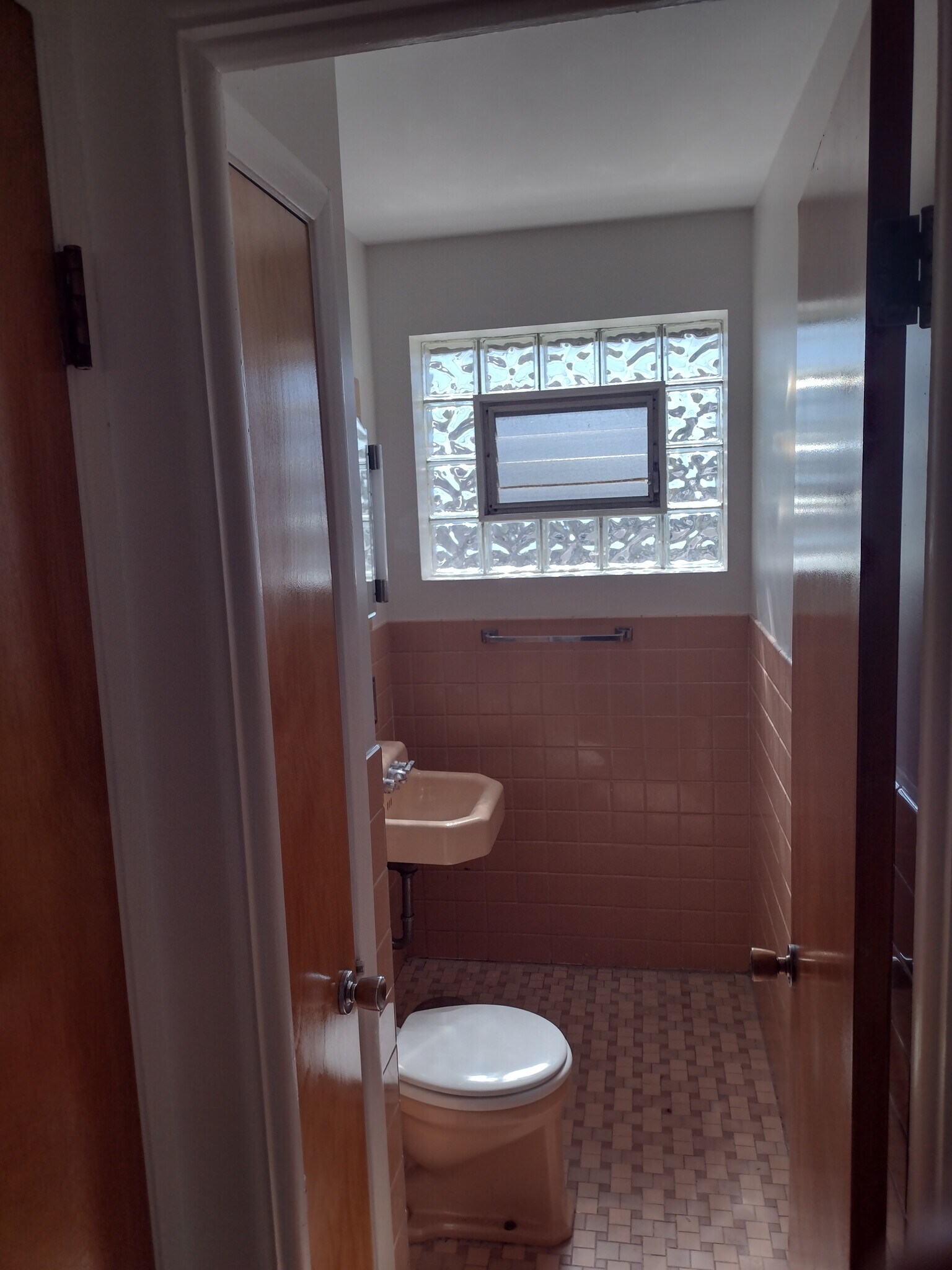 Half bath - 5617 N Christiana Ave