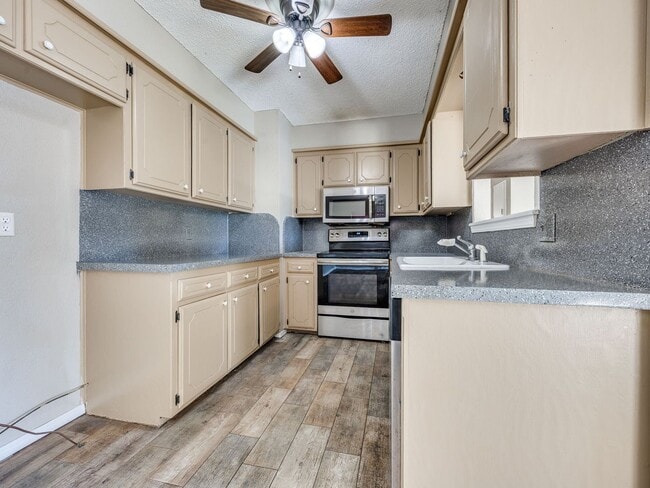 Building Photo - Refreshed Home + Yukon Schools + 3 bedrooms