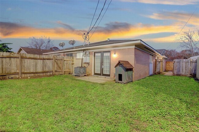 Building Photo - 1901 Bahama Dr