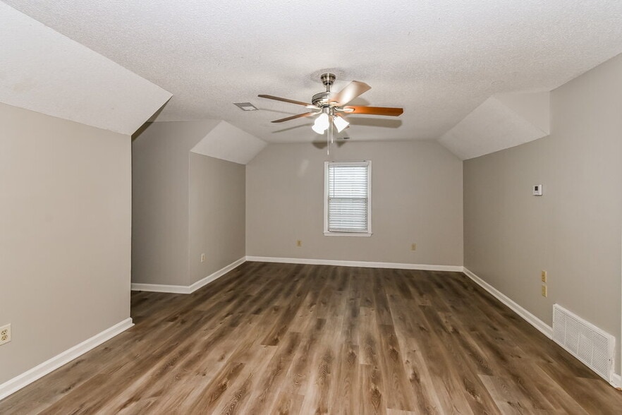 Building Photo - 861 White Pine Dr