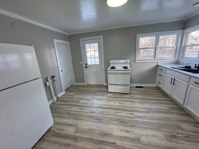 Building Photo - 704 E Walnut St