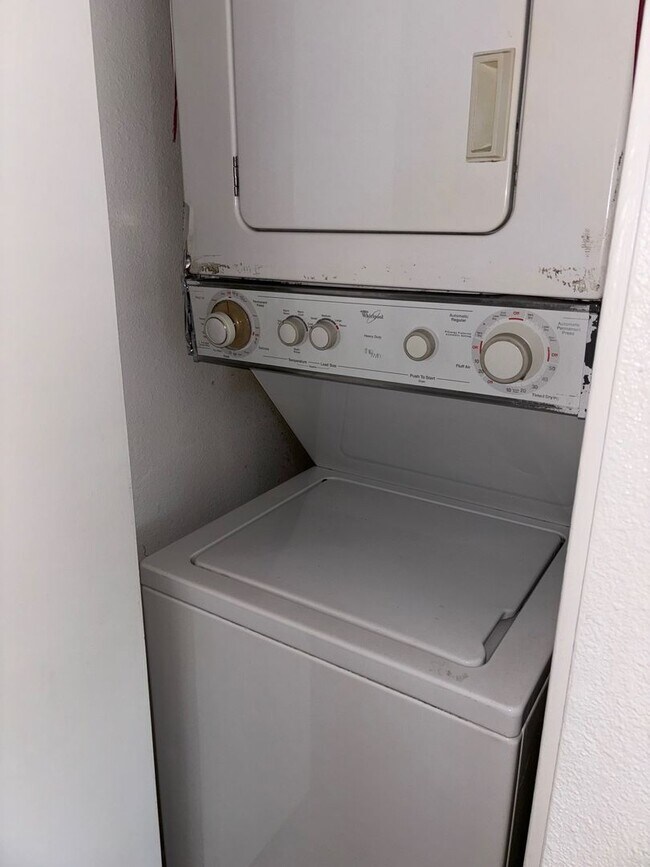 Building Photo - NICE 2 BDRM 2 BATH UNIT