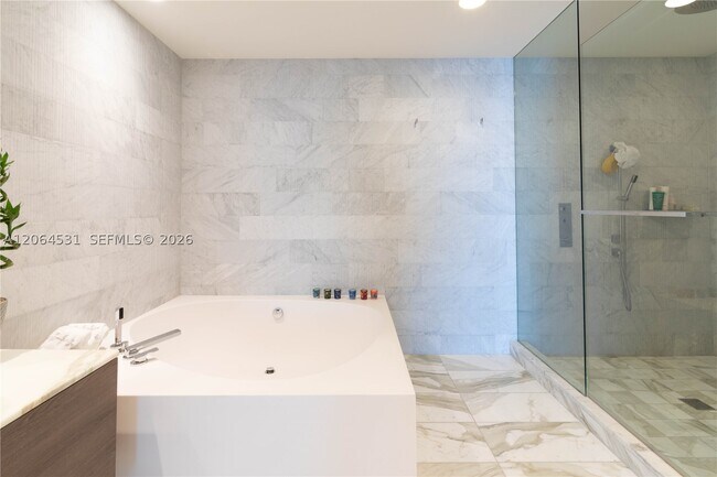 Building Photo - 10201 Collins 1002