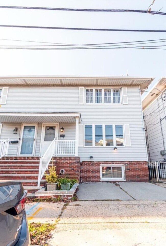 Building Photo - 136 Suburbia Terrace