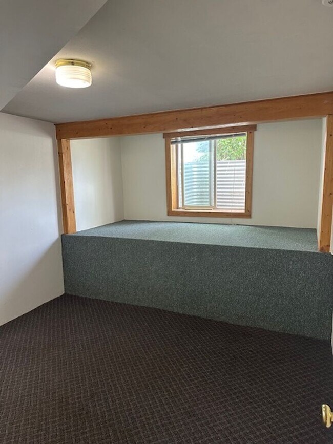 Building Photo - Hey Students.  3 bedroom Mid town off Stephens