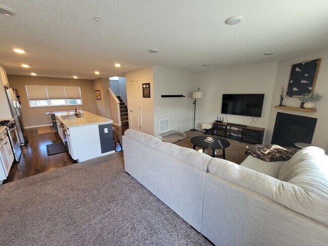 Building Photo - Furnished- Short term lease - Townhome in ...