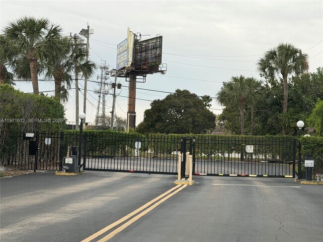 Building Photo - 896 N Federal Hwy