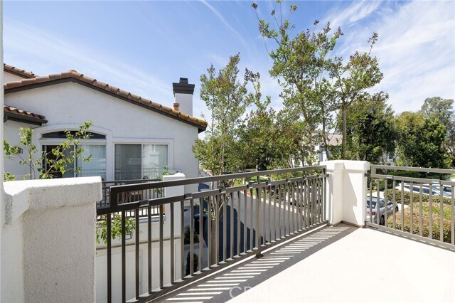 Building Photo - 12 Rabano