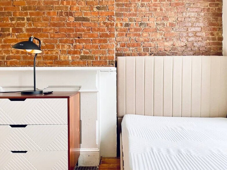 Primary Photo - Furnished room/NOT APARTMENT