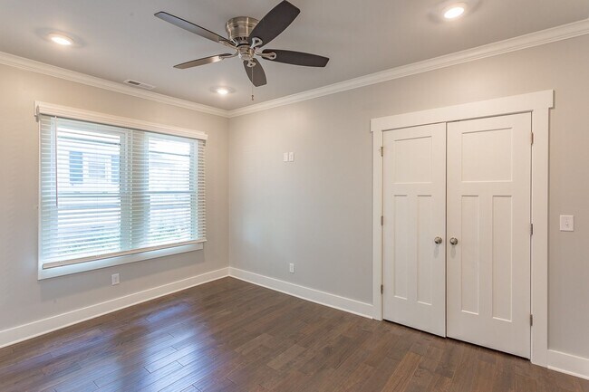 Building Photo - Beautiful & Updated Ridgedale Home!