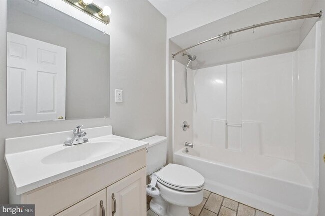 Building Photo - 431 Iroquois St