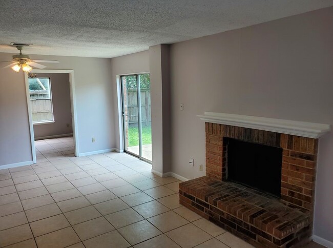 Building Photo - 9201 Carousel Ln