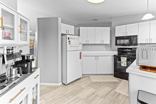 Building Photo - 6560 Ridgefield Cir