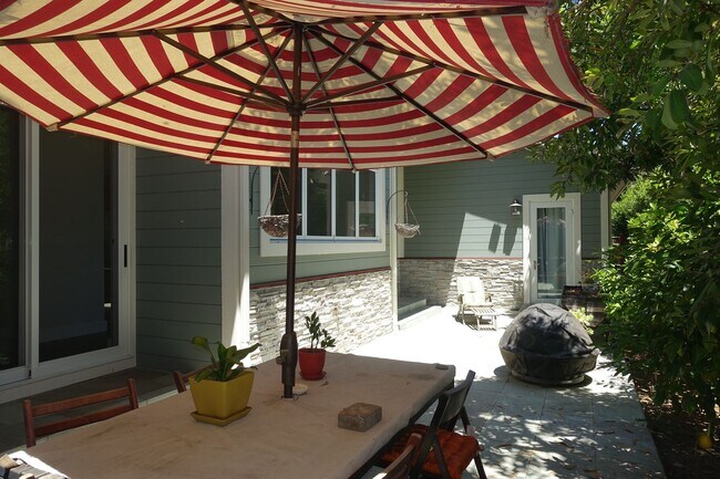 Building Photo - GREAT North Los Altos Home, large rooms, v...