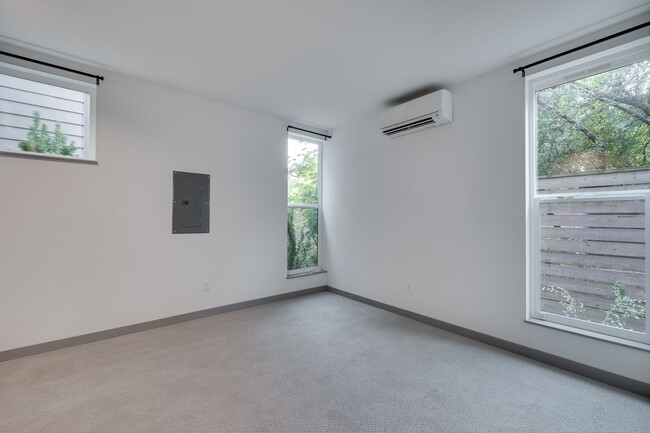 Building Photo - 2 bedroom open lay out townhome in Georget...