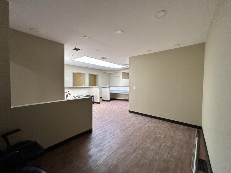 Building Photo - 4956 W Irving Park Rd