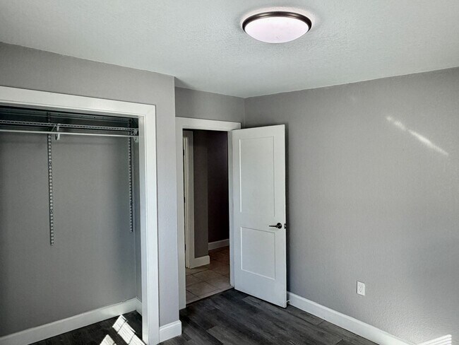 Building Photo - Fully Renovated and STUNNING 3 bedroom/1 bathroom home in Tampa!