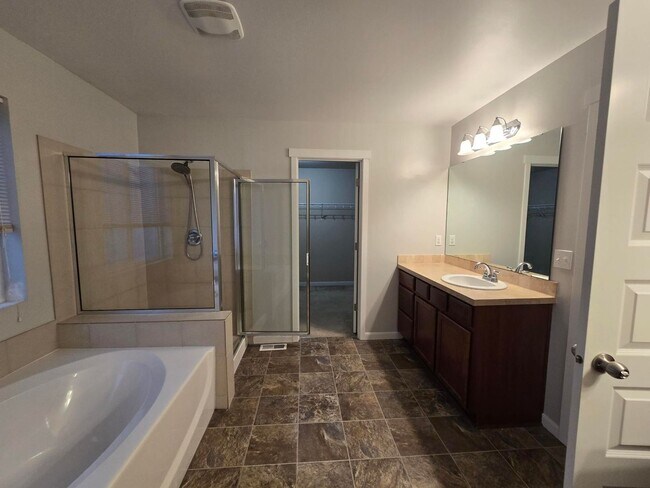 Building Photo - 4 Bedroom, 3 Bathroom House!