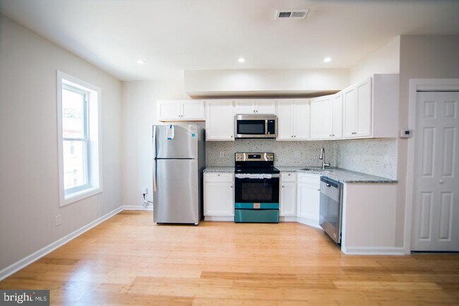 Building Photo - 2428 Sharswood St