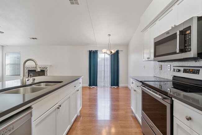 Building Photo - 8884 N Del Mar Ave