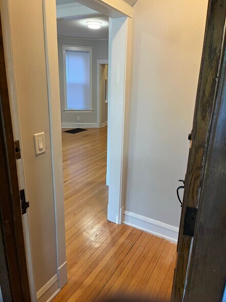 Building Photo - 1924 W Wilson Ave