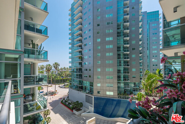 Building Photo - 13700 Marina Pointe Dr