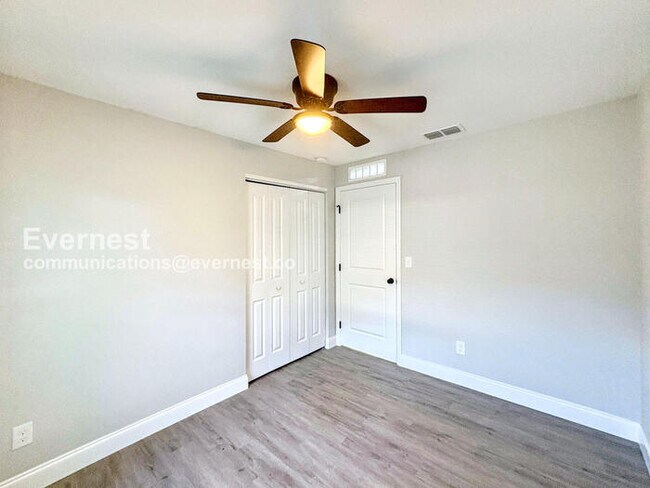 Building Photo - 4 Bed/2 Bath Home with Driveway / Availabl...