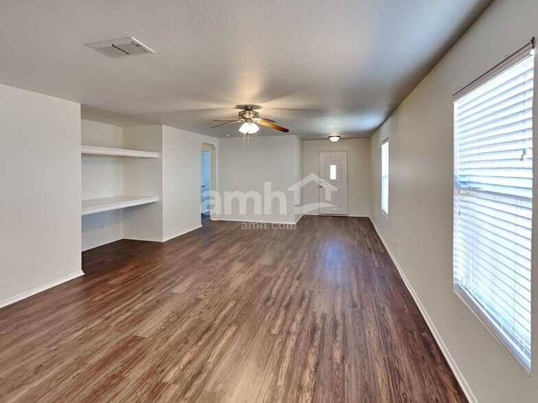 Building Photo - 217 N Willow Way