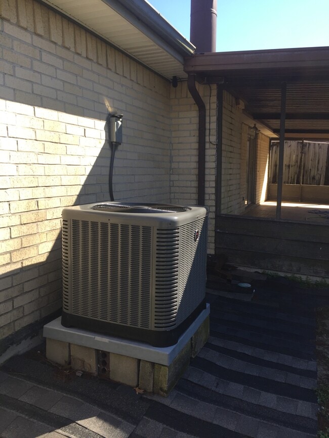 Building Photo - 2424 Oakmere Dr