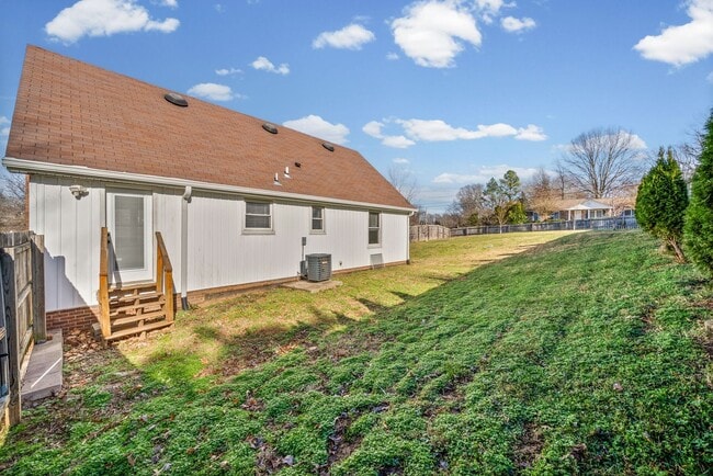 Building Photo - 564 Briarwood Dr