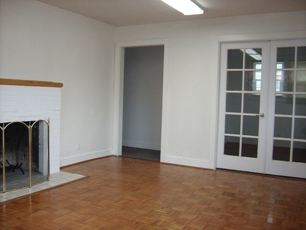 Building Photo - Well kept house near downtown Eugene with yard care included