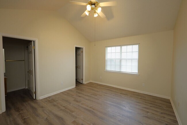 Building Photo - 4200 Shadowwood Dr