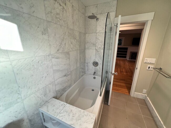 Building Photo - CHARMING TWO BED / ONE BATH HOME ONE BLOCK...