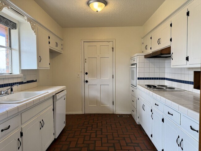 Building Photo - Lovely Brick Home in NW OKC near Lake Hefner