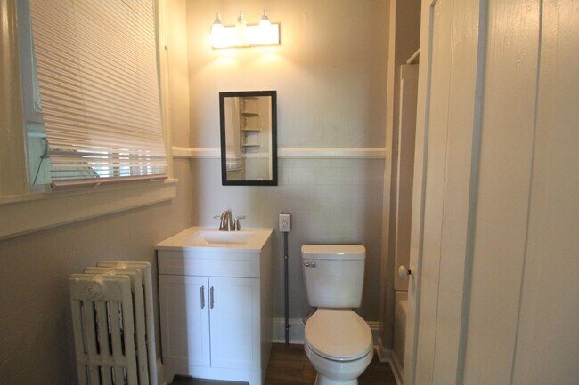 Building Photo - 1 bed, 1 bath apartment for rent in Downtown Harrisonburg!