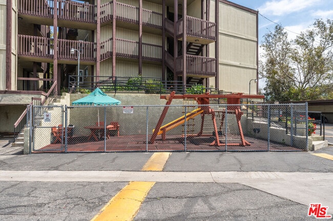 Building Photo - 5870 Benner St