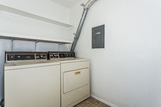 Building Photo - 2 bedroom 1 bath duplex