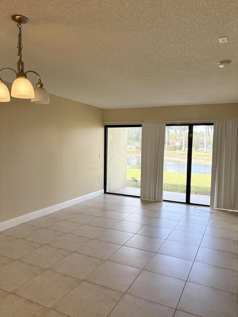 Building Photo - 1545 Lake Crystal Dr