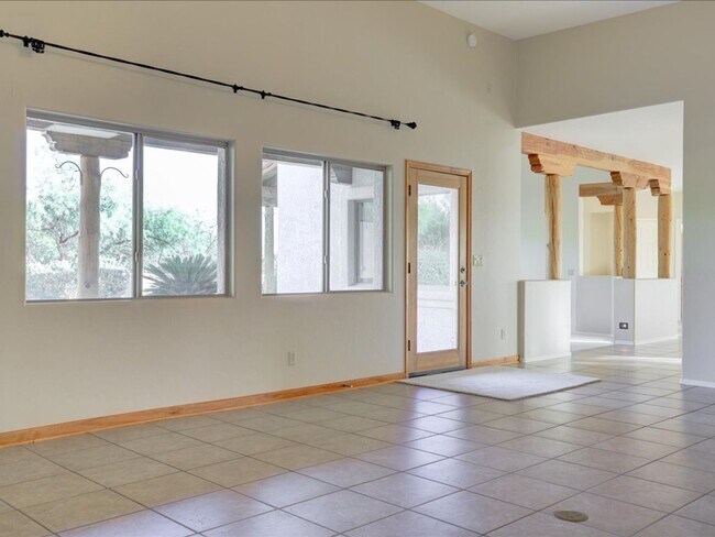 Building Photo - 4 Bedroom 4 Bathroom