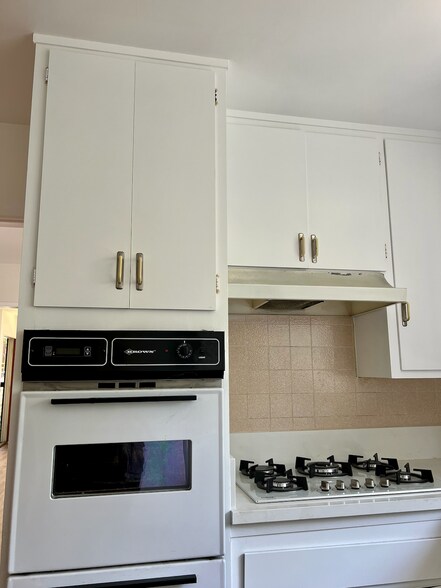 Kitchen - 1641 Maltman Ave