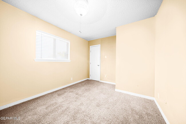 Building Photo - 5656 Kensington Cir