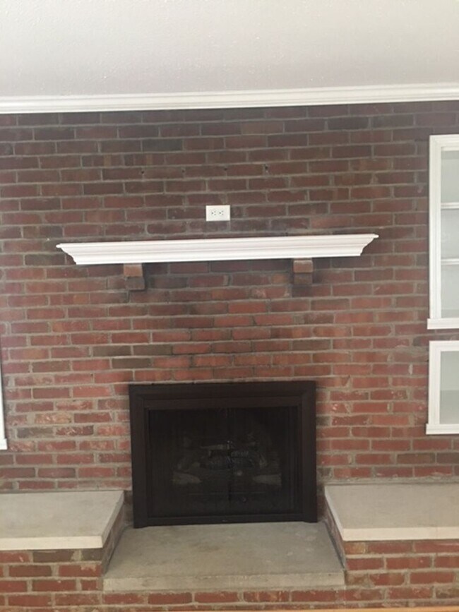 Building Photo - Kentucky mansion overlooking horse farm with stunning views    260323