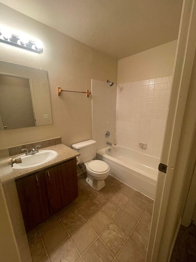 Building Photo - READY NOW! 2 bed / 2 Bath near UNR!