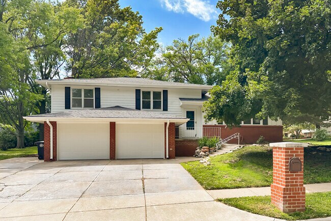 Building Photo - 922 N 122nd St